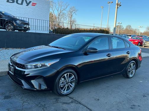 Aurora Black Pearl 2024 Kia Forte LXS