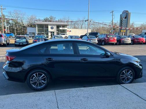 Aurora Black Pearl 2024 Kia Forte LXS