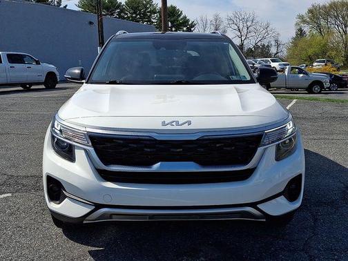 Clear White / Black Roof 2023 Kia Seltos S