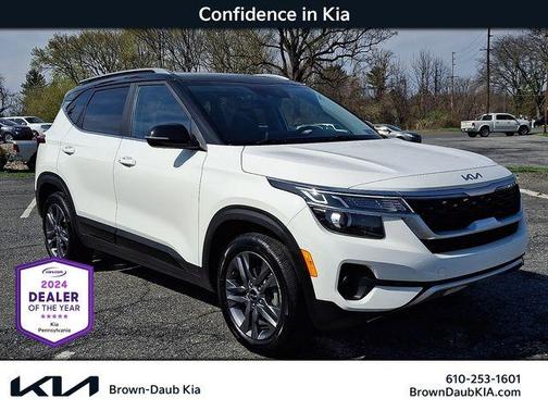 Clear White / Black Roof 2023 Kia Seltos S