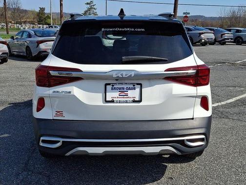 Clear White / Black Roof 2023 Kia Seltos S