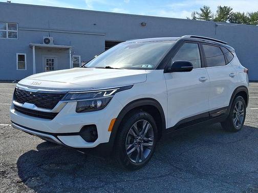 Clear White / Black Roof 2023 Kia Seltos S