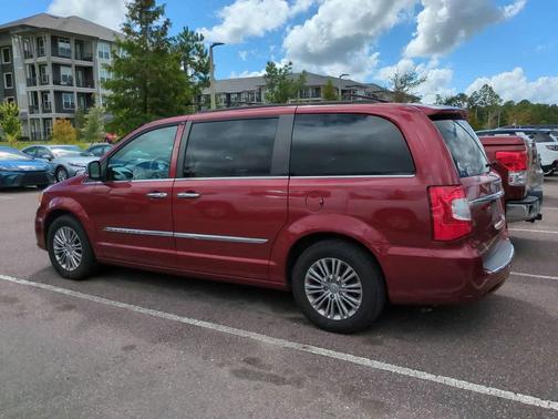 2016 Chrysler Town & Country Touring-L