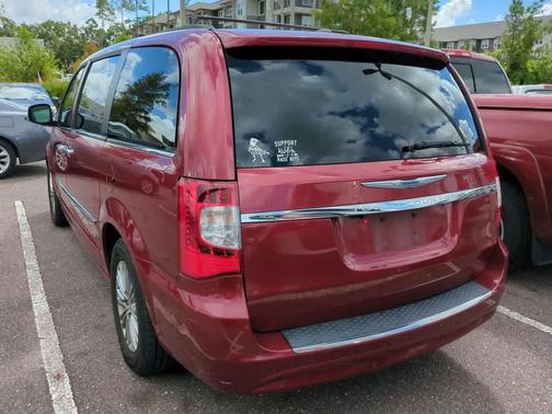 2016 Chrysler Town & Country Touring-L