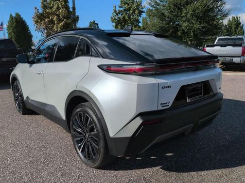 Wind Chill Pearl w/Midnight Black Metallic Roof 2026 Toyota C-HR XSE
