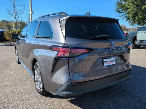 2021 Toyota Sienna XLE 8 Passenger
