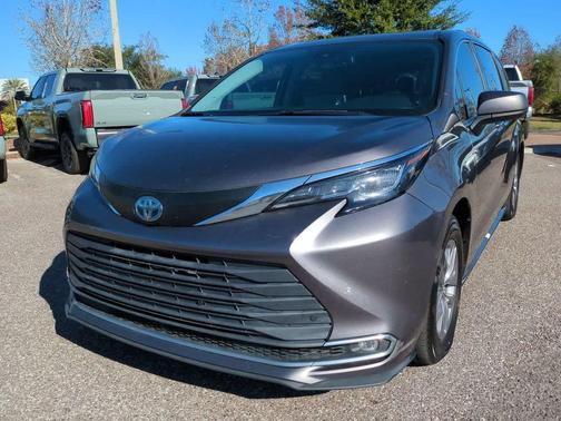 2021 Toyota Sienna XLE 8 Passenger