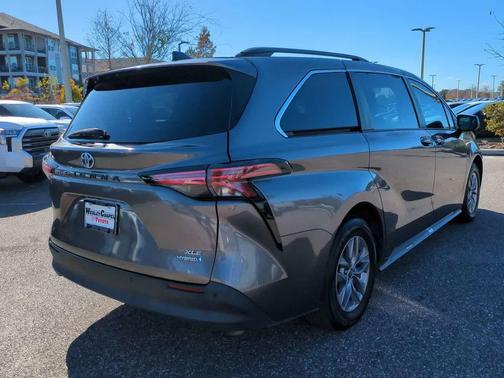 2021 Toyota Sienna XLE 8 Passenger