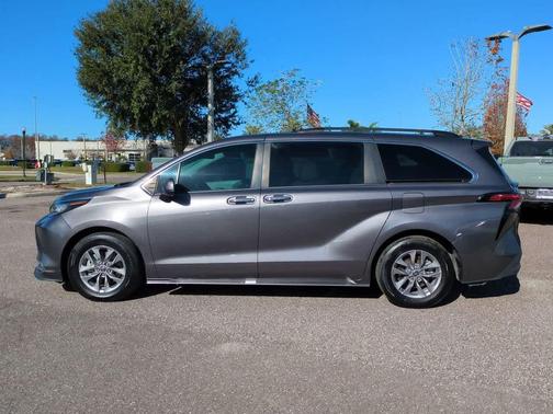2021 Toyota Sienna XLE 8 Passenger