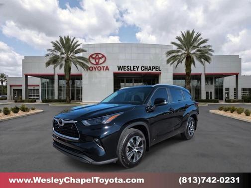 Midnight Black Metallic 2026 Toyota Highlander Hybrid XLE