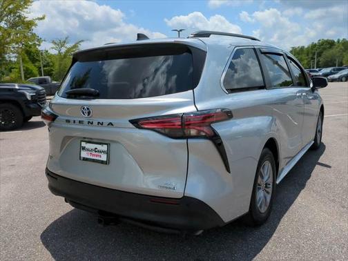2022 Toyota Sienna XLE 8 Passenger