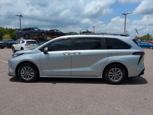2022 Toyota Sienna XLE 8 Passenger