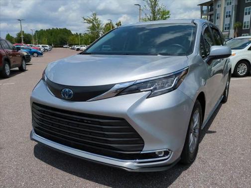 2022 Toyota Sienna XLE 8 Passenger