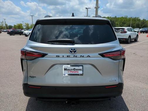 2022 Toyota Sienna XLE 8 Passenger