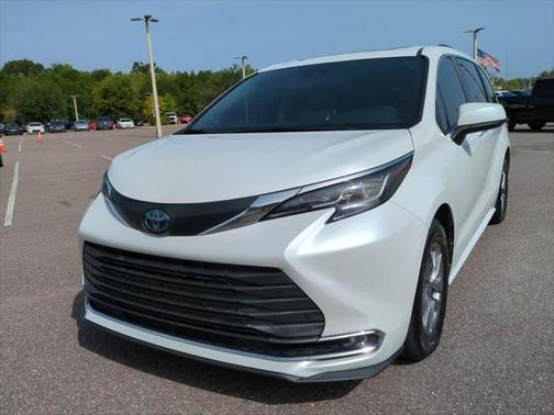 2022 Toyota Sienna XLE 8 Passenger