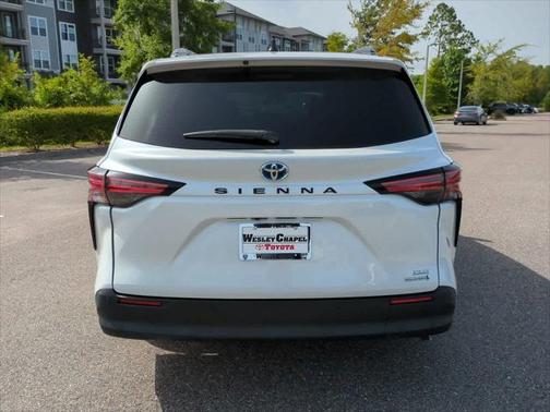 2022 Toyota Sienna XLE 8 Passenger
