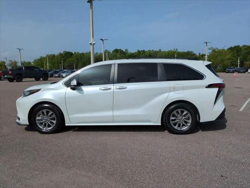 2022 Toyota Sienna XLE 8 Passenger