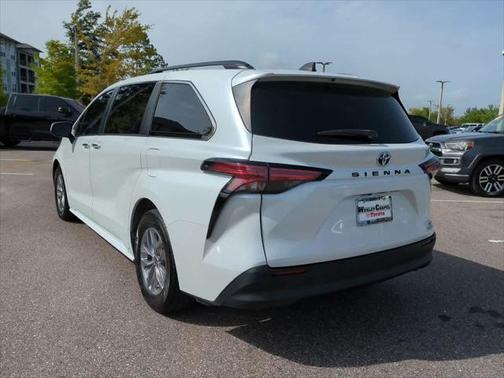 2022 Toyota Sienna XLE 8 Passenger