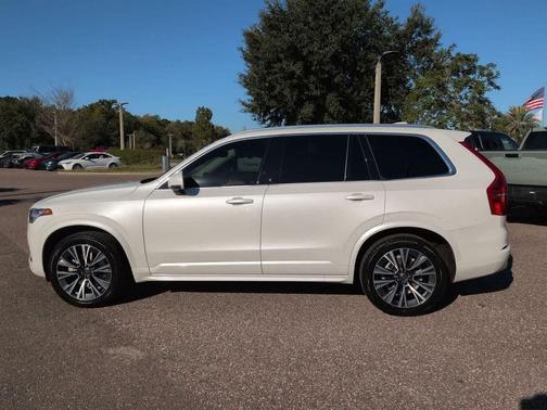 2022 Volvo XC90 T5 Momentum