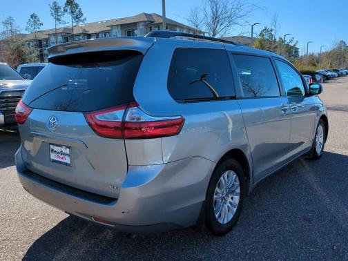 2017 Toyota Sienna XLE