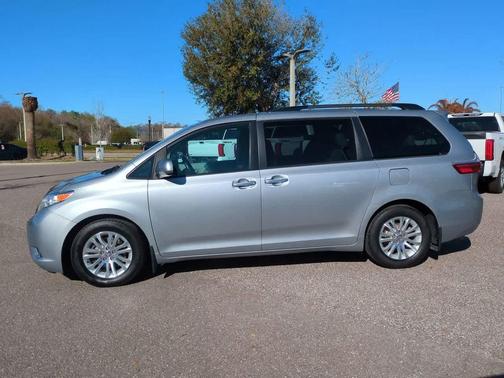 2017 Toyota Sienna XLE