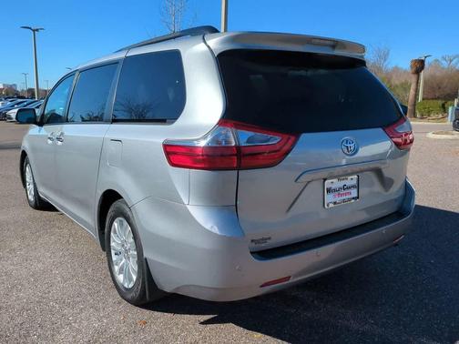 2017 Toyota Sienna XLE