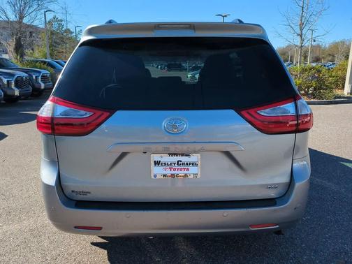 2017 Toyota Sienna XLE