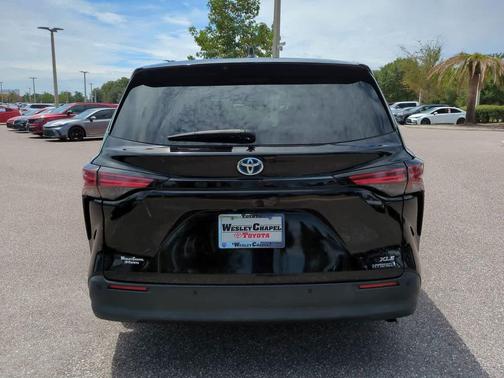 2022 Toyota Sienna XLE 8 Passenger