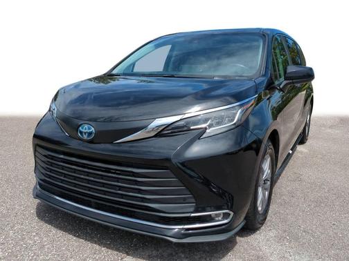 2022 Toyota Sienna XLE 8 Passenger