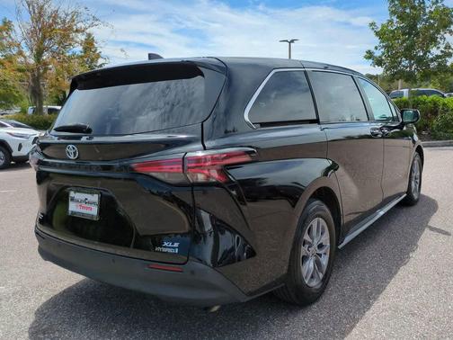 2022 Toyota Sienna XLE 8 Passenger
