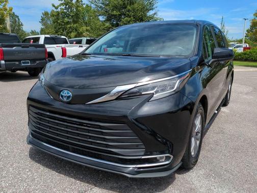 2022 Toyota Sienna XLE 8 Passenger