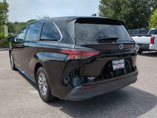 2022 Toyota Sienna XLE 8 Passenger