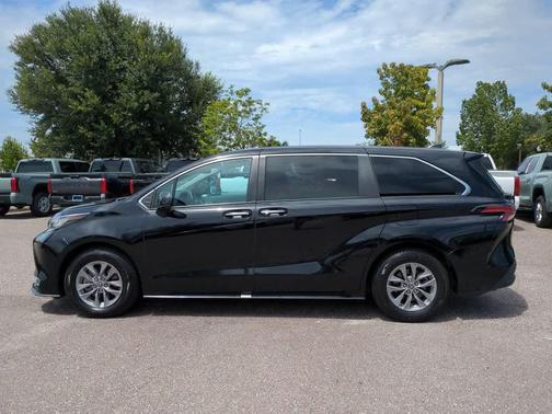 2022 Toyota Sienna XLE 8 Passenger