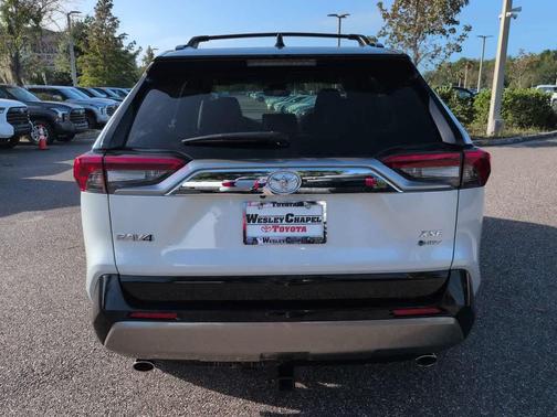 Wind Chill Pearl/Midnight Black Metallic 2025 Toyota RAV4 Hybrid SE