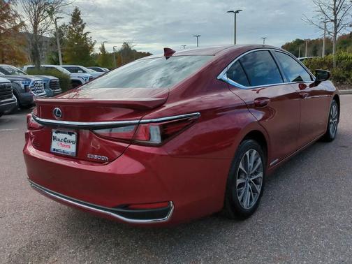 2022 Lexus ES 300h Base