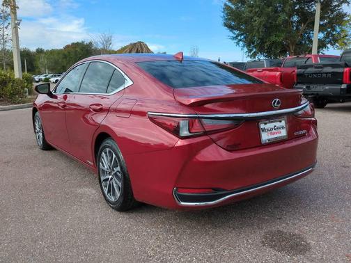 2022 Lexus ES 300h Base