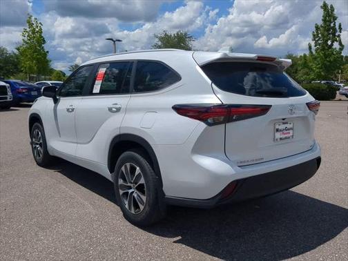 2024 Toyota Highlander LE
