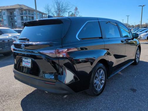 2025 Toyota Sienna LE