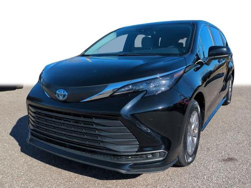 2025 Toyota Sienna LE