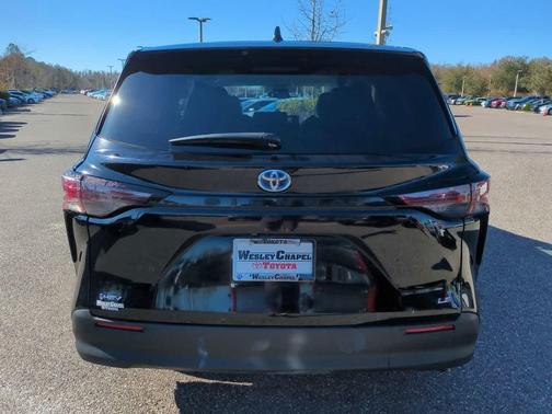 2025 Toyota Sienna LE