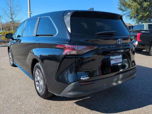 2025 Toyota Sienna LE