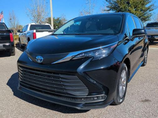 2025 Toyota Sienna LE