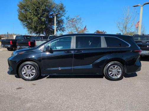 2025 Toyota Sienna LE