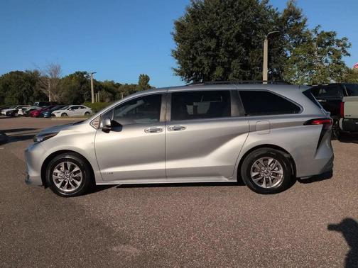 Celestial Silver Metallic 2021 Toyota Sienna XLE 8 Passenger