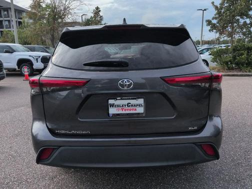 Magnetic Gray Metallic 2021 Toyota Highlander XLE