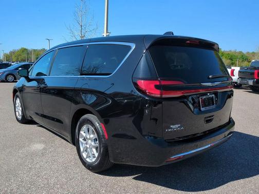 Diamond Black Crystal Pearlcoat 2025 Chrysler Pacifica L