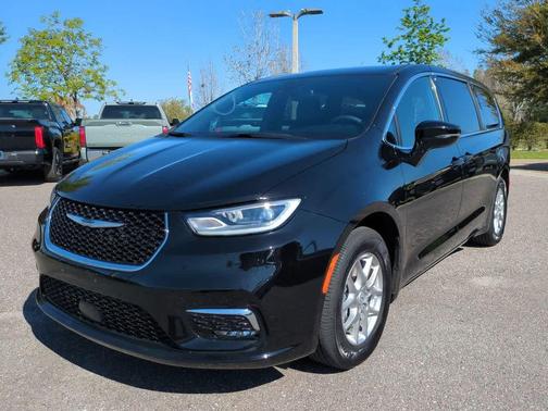 Diamond Black Crystal Pearlcoat 2025 Chrysler Pacifica L