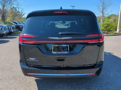 Diamond Black Crystal Pearlcoat 2025 Chrysler Pacifica L
