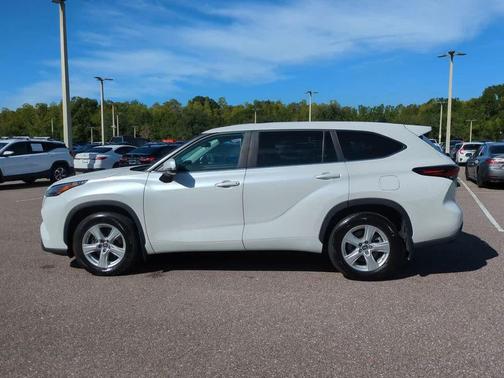 2024 Toyota Highlander LE