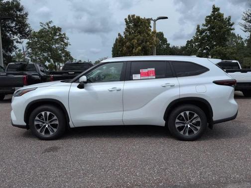 Wind Chill Pearl 2026 Toyota Highlander XLE